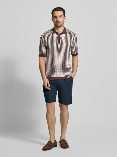 Männermodel trägt Slim Fit Poloshirt mit Knopfleiste Modell 'FLAVIEN' von CINQUE im Allover-Look, Baumwoll-Mix, Ganzkörperansicht von vorne.