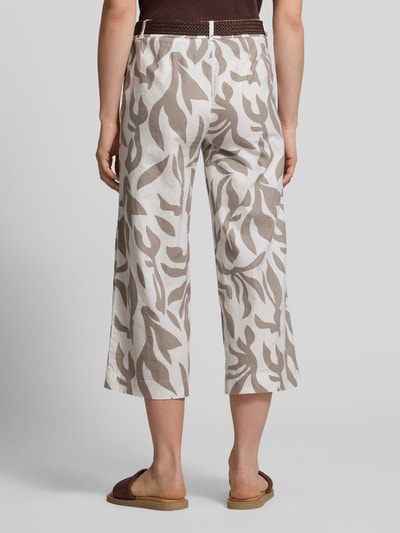 Vrouwenmodel draagt 'Culotte aus Leinen-Baumwoll-Mix mit Gürtel' van Christian Berg Woman in mix van linnen en katoen, all-over look met riem, wide leg, bandwijdte maat 36: 39 cm, binnenbeenlengte maat 36: 63 cm, geheel lichaam achteraanzicht