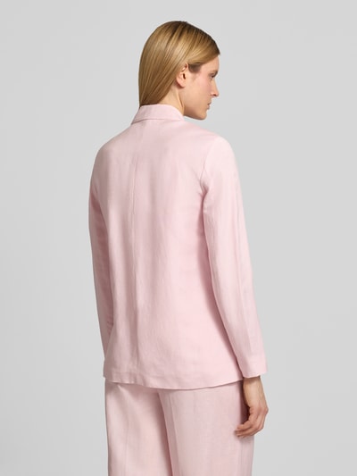 Frauenmodel trägt Regular Fit Blazer aus Leinen-Mix mit Viskose-Anteil von Christian Berg Woman Selection in Rosa, glatte Textur, Ganzkörperansicht Rückansicht, Damen, Rückenlänge 71 cm, Brustweite 48 cm, Ärmellänge 63 cm, Pattentaschen, doppelreihige Knopfleiste, Größe 36