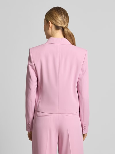 Frauenmodel trägt Zweireihiger Blazer mit Reverskragen von Jake*s Cocktail in Rosa, Material-Mix mit Stretch, Rückenansicht, Ganzkörperansicht Rückansicht.