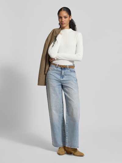 Modelka nosi Longsleeve mit Stehkragen Modell 'Sivi' od OPUS, biała bluzka z wiskozy o kroju slim fit, muszlowy brzeg, długość tyłu 60 cm, zdjęcie całopostaciowe z przodu.