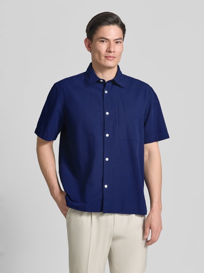 Männermodel trägt Relaxed Fit Freizeithemd aus reiner Baumwolle Modell 'STUART' von SELECTED HOMME, Optik:Allover-Muster, Ganzkörperansicht von vorne.