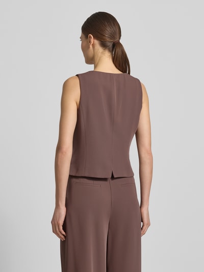 Kobiece modelka ma na sobie Regular Fit Weste mit V-Ausschnitt od Christian Berg Cocktail, elastyczna mieszanka materiałów, krój regular fit, dekolt w serek, listwa guzikowa, długość tyłu w rozmiarze 36: 46 cm, widok całej sylwetki od tyłu