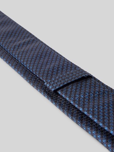 Produktfoto, Krawatte aus reiner Seide Modell 'TIE' von HUGO mit Allover-Muster, feines Strukturmuster in Blau, Label Patch, satinierte Textur.