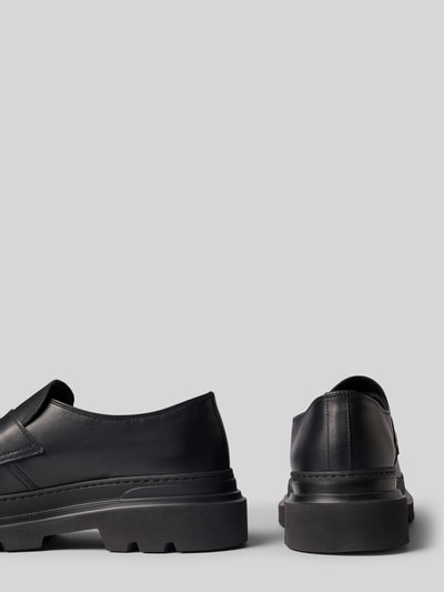 Produktfoto, schwarze Loafers aus echtem Leder Modell 'Harvell' von Antony Morato mit profilierter Sohle auf grauem Hintergrund. Kontext: Herren Loafers, abgerundete Passform, Absatzhöhe und Schafthöhe 6 cm, Schaftweite 11 cm bei Größe 44.