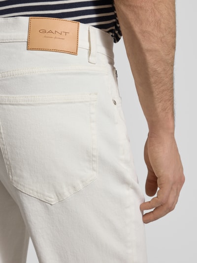Männermodel trägt Regular Fit Jeans mit Eingrifftaschen von Gant, Baumwoll-Elasthan-Mix, cremeweiß, Detailaufnahme Rückansicht.