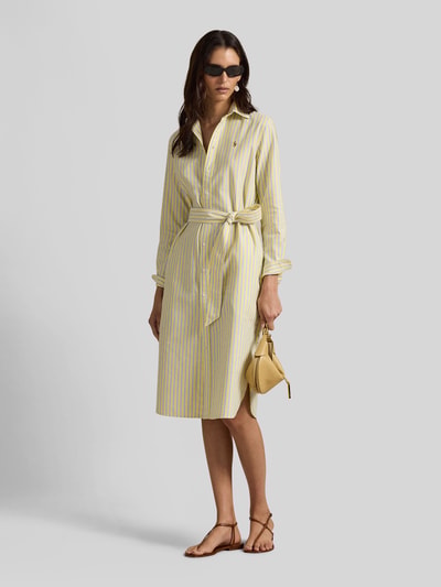Frauenmodel trägt Regular Fit Oxford-Hemdblusenkleid mit Gürtel von Polo Ralph Lauren, gestreiftes Midi-Kleid aus Baumwolle mit Allover-Muster, Bindegürtel, seitlichen Taschen, Logo-Stitching und Knopfleiste, dezente Farben, Ganzkörperansicht von vorne