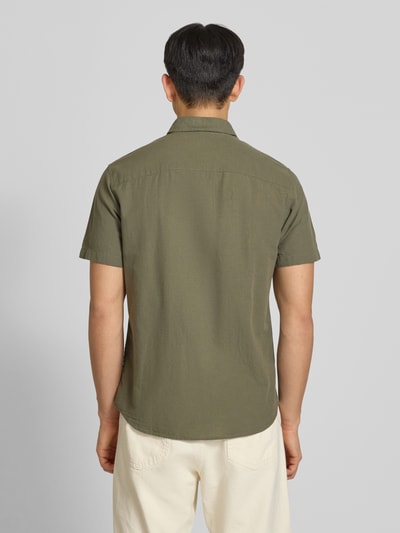 Männermodel trägt Regular Fit Freizeithemd aus Baumwoll-Leinen-Mix von Jack & Jones in Olivgrün, lockerer Schnitt, Rückenansicht, Ganzkörperansicht Rückansicht.