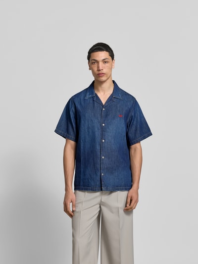 Männermodel trägt Regular Fit Jeanshemd aus Baumwolle von Diesel, Jeansblau, durchgehende Druckknopfleiste, Ganzkörperansicht von vorne. Rückenlänge Größe M: 74 cm, Schulterbreite 42 cm, Ärmellänge 27 cm, Reverskragen, Halbarm.