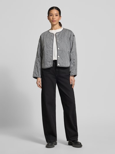 Frauenmodel trägt Regular Fit Jacke aus reinem Lyocell Modell 'Alina' von CARS JEANS, grau mit Stepp-Optik und Eingrifftaschen, Ganzkörperansicht von vorne.