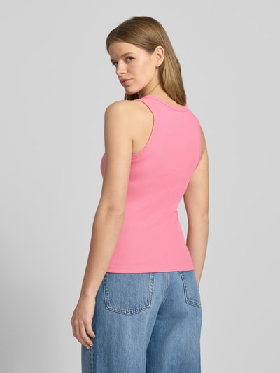 Frauenmodel trägt Tanktop in Ripp-Optik Modell 'FRIDA' von JJXX in Rosa aus Baumwoll-Elasthan-Mix, Slim Fit, Ganzkörperansicht Rückansicht.