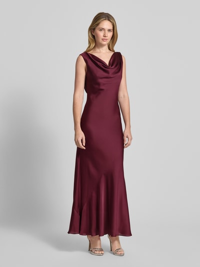 Frauenmodel trägt Slim Fit Abendkleid im ärmellosen Design von SWING in Satin mit Wasserfall-Ausschnitt, bordeauxrot, Ganzkörperansicht von vorne. Kontext: Rückenlänge bei Größe 36 beträgt 137 cm, Brustweite 33 cm.