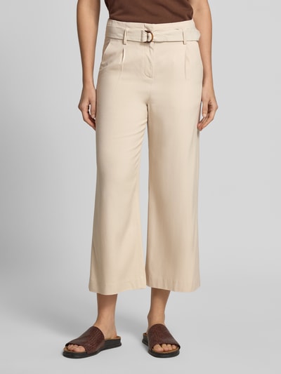Frauenmodel trägt Culotte aus Viskose mit Gürtel von Christian Berg Woman, Wide Leg Fit, Biesen, Eingrifftaschen, Ganzkörperansicht von vorne.