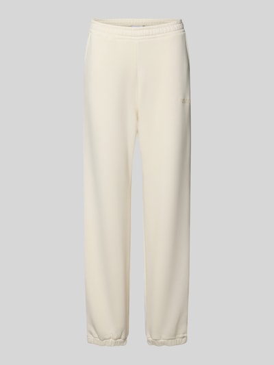 Produktfoto, Basic Sweatpant mit Bündchen am Saum und seitlichen Taschen von Review, cremefarbener Baumwoll-Mix, lockere Passform, Label-Print, elastische Abschlüsse, Logo-Stickerei, Seitentaschen, lange Innenbeinlänge 74 cm bei Größe S