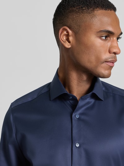 Mężczyzna nosi Slim Fit Business-Hemd in unifarbenem Design mit Kentkragen von OLYMP Level Five, bawełna, krój slim fit, jednokolorowy, kołnierzyk typu kent, listwa guzikowa, długość tyłu w rozmiarze 40: 81 cm, szerokość ramion w rozmiarze 40: 44 cm, długość rękawów w rozmiarze 40: 68 cm, zbliżenie na górną część ciała