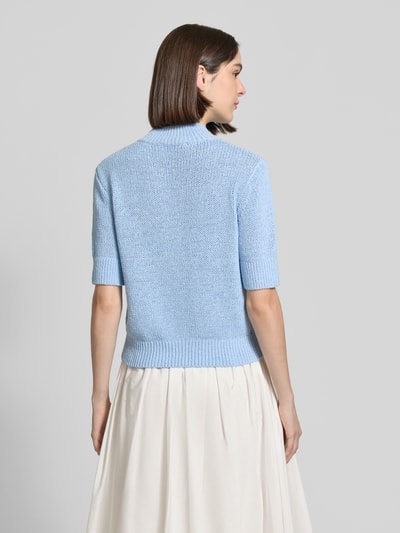 Frauenmodel trägt Strickpullover mit 1/2-Arm Modell 'Tavery Detail' von Someday in Hellblau, Baumwoll-Mix, Regular-Fit, Stehkragen, Rückenlänge bei Größe 36: 50 cm, Ärmellänge 28 cm, Ganzkörperansicht Rückansicht.