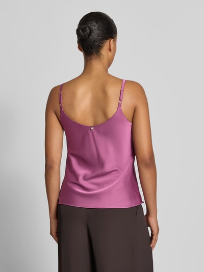 Vrouwenmodel draagt Blusentop aus Satin van Rinascimento in lila, materiaalmix met stretch, getailleerde pasvorm, verstelbare spaghettibandjes, ruglengte maat S 41 cm, volledig beeld van achteren.