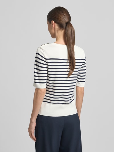 Frauenmodel trägt Strickshirt aus Viskose-Elasthan-Mix mit Knopfleiste von Milano Italy, Weiß mit blauen Streifen, Ganzkörperansicht Rückansicht.