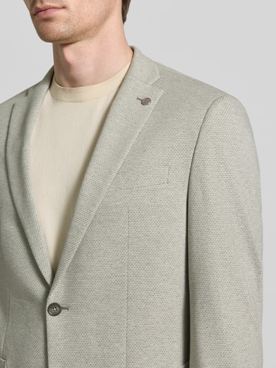 Männermodel trägt Modern Fit 2-Knopf-Sakko mit Reverskragen von Pierre Cardin, Baumwoll-Mix mit Stretch-Anteil, Label-Detail, Nahaufnahme Oberkörper.