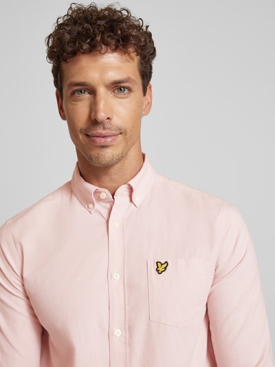 Lyle & Scott Koszula casualowa o kroju slim fit z kołnierzykiem typu button down Jasnoróżowy 3