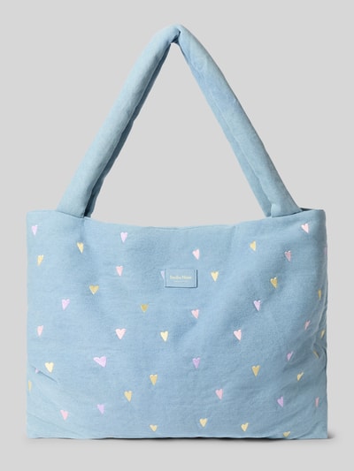 Produktfoto, Mom Bag mit Motiv-Stitchings und Label-Patch von Studio Noos aus Baumwoll-Mix, hellblau mit bunten Herzformen, offenes Hauptfach, breite Schultergurte, rechteckige Form, strukturierte Oberfläche, 62x44x10 cm, Schulterriemen 74 cm.