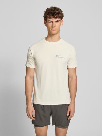 Männermodel trägt Herren T-Shirt mit Label-Print Modell 'SORONA' von HALO in Creme mit Rundhalsausschnitt, Regular Fit, Ganzkörperansicht von vorne. Rückenlänge bei Größe M: 69 cm.