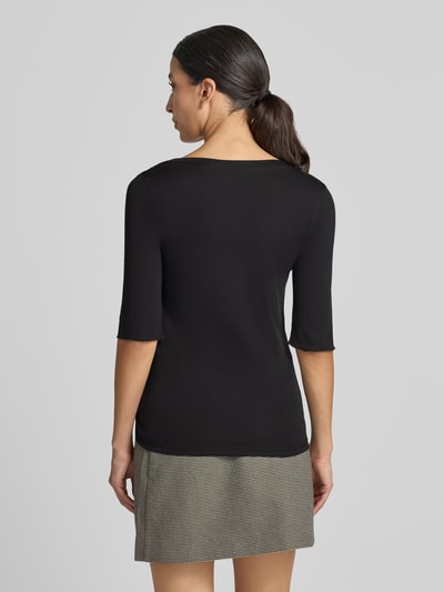 Frauenmodel trägt T-Shirt mit Ärmelaufschlag und Rundhalsausschnitt von Marc Cain, mieszanka bawełny z dodatkiem streczu, dopasowany krój, okrągły dekolt, zakładka na rękawach, detal z logo, Długość tyłu w rozmiarze 36: 60 cm, Ganzkörperansicht Rückansicht
