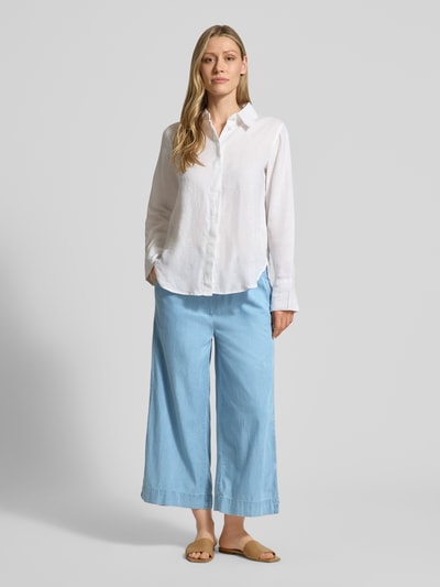 Frauenmodel trägt Culotte mit elastischem Bund und Kordelzug von Christian Berg Woman im Loose-Fit aus Lyocell-Mix, hellblau, Ganzkörperansicht von vorne.