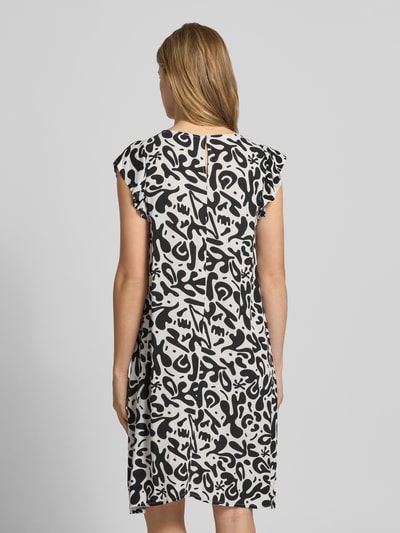 Frauenmodel trägt Regular Fit Sommerkleid aus reiner Viskose Modell 'BARRI' von Pieces, Optik:Allover-Muster, Knielang, Ganzkörperansicht Rückansicht