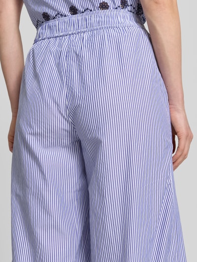 Frauenmodel trägt Wide Leg Stoffhose mit elastischem Bund von B.Young aus Baumwoll-Mix mit Wellensaum, gestreift, Detailaufnahme Rückansicht.