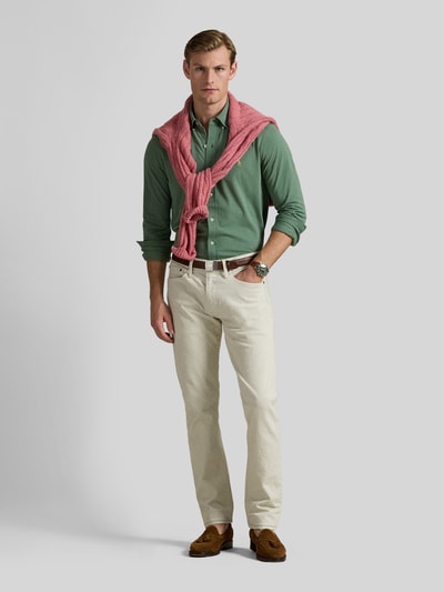 Mannenmodel draagt regular fit vrijetijdsoverhemd uit puur katoen van Polo Ralph Lauren in groen, crème broek, volledige vooraanzicht.