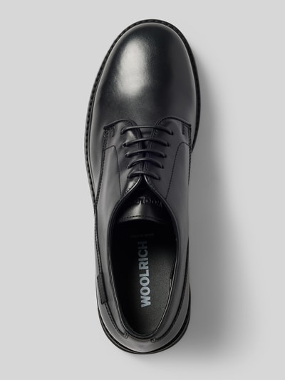 Produktfoto, Halbschuhe aus echtem Leder Modell 'Derby' von Woolrich in Schwarz mit abgerundeter Passform und Logo-Detail, glatte Textur.