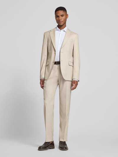 Männermodel trägt Slim Fit 2-Knopf-Sakko mit Pattentaschen von MCNEAL im Material-Mix mit Leinen-Anteil, Ganzkörperansicht von vorne.