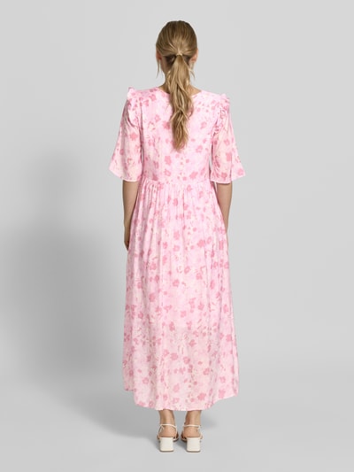 Frauenmodel trägt Maxikleid aus Viskose-Mix mit Modell 'Melie' von mbyM, floraler Allover-Print, Taillierte Passform, Halbarm, Rüschenbesatz, Ganzkörperansicht Rückansicht.