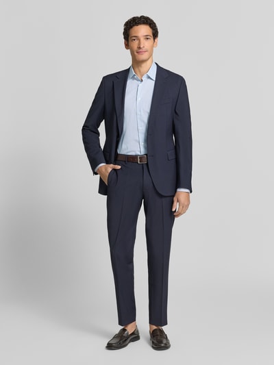 Männermodel trägt Regular Fit Businesshemd aus reiner Baumwolle mit Kentkragen von Christian Berg Men, hellblau, Ganzkörperansicht von vorne.