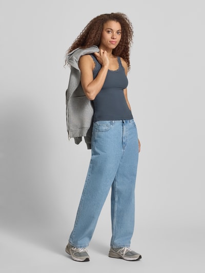 Frauenmodel trägt Slim Fit Tank Top aus Bio-Baumwoll-Mix Modell 'SARA' von Only in Optik: Unifarben mit Spitze und U-Ausschnitt, Feinripp-Struktur, schmale Träger, Ganzkörperansicht von vorne.