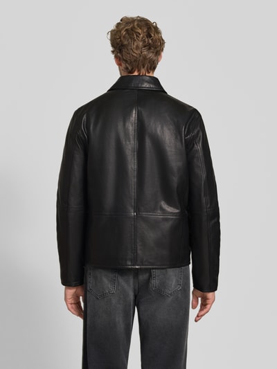 Männermodel trägt schwarze Regular Fit Jacke aus echtem Lammleder Modell 'KELLAN' von Strellson, Herren Leder- / Kunstlederjacke, Ganzkörperansicht Rückansicht.