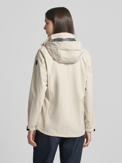Frauenmodel trägt Parka mit Kapuze und verdecktem zamkiem błyskawicznym von G.I.G.A. DX, prosty krój, kremowy, naszywka z logo, kieszenie zapinane na zamek błyskawiczny, długość tyłu w rozmiarze 36: 70 cm, szerokość ramion w rozmiarze 36: 41 cm, szerokość klatki piersiowej w rozmiarze 36: 51 cm, długość rękawów w rozmiarze 36: 63 cm, wodoodporność 10 000 mm, całkowity widok z tyłu