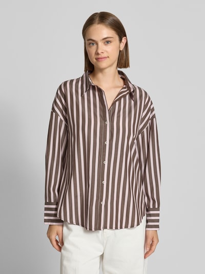 Frauenmodel trägt Loose Fit Hemdbluse mit Baumwoll-Anteil Modell 'OREGON' von ONLY, braun-rosa gestreift, Damen Hemdbluse von ONLY, Ganzkörperansicht von vorne.