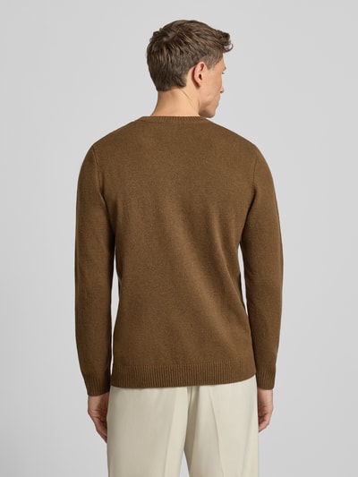 Männermodel trägt Strickpullover aus reiner Lammwolle Modell 'Tay' von Wood Wood in Braun, Regular-Fit, Rückenansicht, Rückenlänge 72 cm.