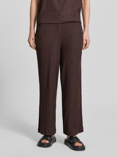 Frauenmodel trägt Wide Fit Stoffhose mit Strukturmuster Modell 'Mileni' von OPUS im Elastischer-Material-Mix mit Eingrifftaschen, Ganzkörperansicht von vorne.