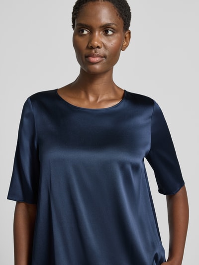 Kobiece modelka nosi Regular Fit Blusenshirt aus Seide-Mix Modell 'LASTI' od MM by Max Mara, satynowy, granatowy, krój regular fit, półrękaw, okrągły dekolt, długość tyłu 53 cm, długość rękawa 31 cm, widok z przodu, zbliżenie na górną część ciała.