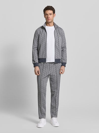 Männermodel trägt Regular Fit Sweatjacke mit Baumwoll-Anteil von Lacoste in Optik: Unifarben, Allover-Muster, Ganzkörperansicht von vorne.