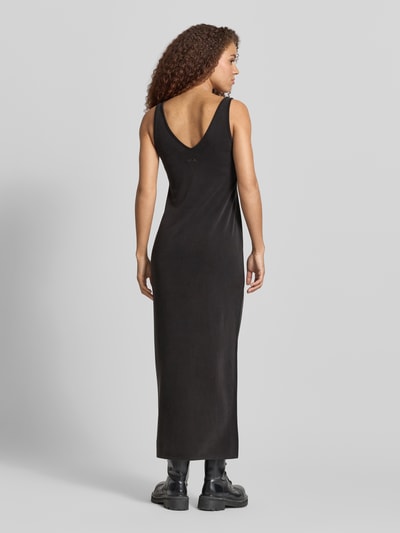 Frauenmodel trägt Maxikleid mit Rundhalsausschnitt und Logo-Stitching von Karo Kauer, Viskose-Mix mit Stretch-Anteil, Loose-Fit, Rückenlänge 141 cm, Brustweite 40 cm, schwarze Farbe, glatte Textur, Ganzkörperansicht Rückansicht.