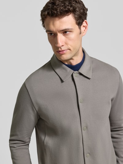 Mężczyzna nosi Regular Fit Hemdjacke aus Baumwoll-Mix von Marc O'Polo w kolorze szarym, gładka faktura, bluza rozpinana, Nahaufnahme górnej części ciała.