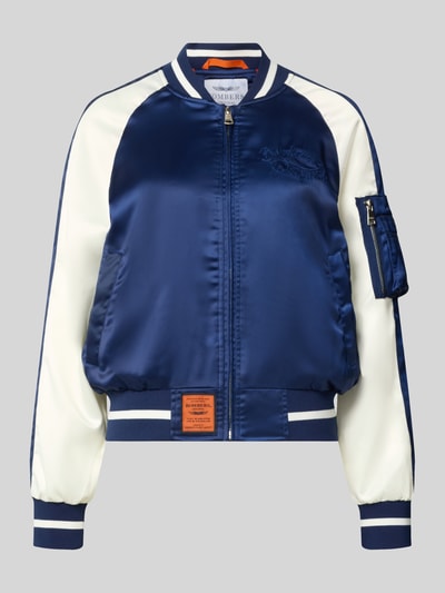 Produktfoto, Bomberjacke mit Label-Detail von Original Bombers in Blau und Weiß, Material-Mix mit Stretch-Anteil, Reißverschluss, Eingrifftaschen, Regular-Fit, Stehkragen, Damen, Rückenlänge 47 cm, Schulterbreite 43 cm, Brustweite 54 cm, Ärmellänge 62 cm.