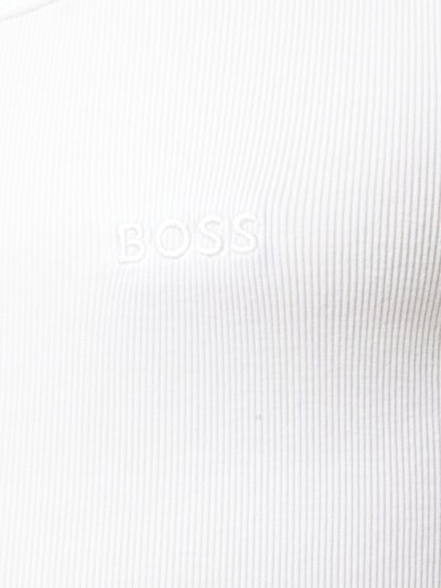 Męski model nosi Regular Fit Unterhemd aus reiner Baumwolle im 3er-Pack von BOSS, biały, wzór jednolity, ripp, label print, U-dekolt, szerokie ramiączka, zbliżenie na górną część ciała.