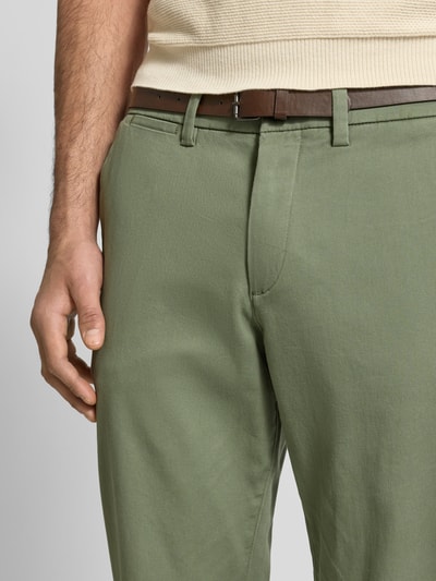 Männermodel trägt Slim Fit Stoffhose mit afneembare riem Modell 'Marco' van Jack & Jones, elastische katoenmix, detailaufnahme.