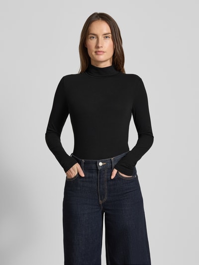 Frauenmodel trägt Slim Fit Turtleneck mit Viskose-Anteil von Tom Tailor Denim, Optik: Unifarben, Passform: Slim-Fit, Viskose-Mix, Ganzkörperansicht von vorne.