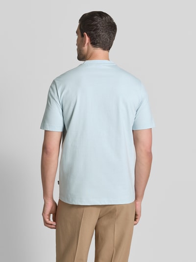 Męski model nosi Regular Fit T-Shirt aus reiner Baumwolle Modell 'C-Tigerman 49' od BOSS, jasnoniebieski, gładka faktura, Ganzkörperansicht Rückansicht
